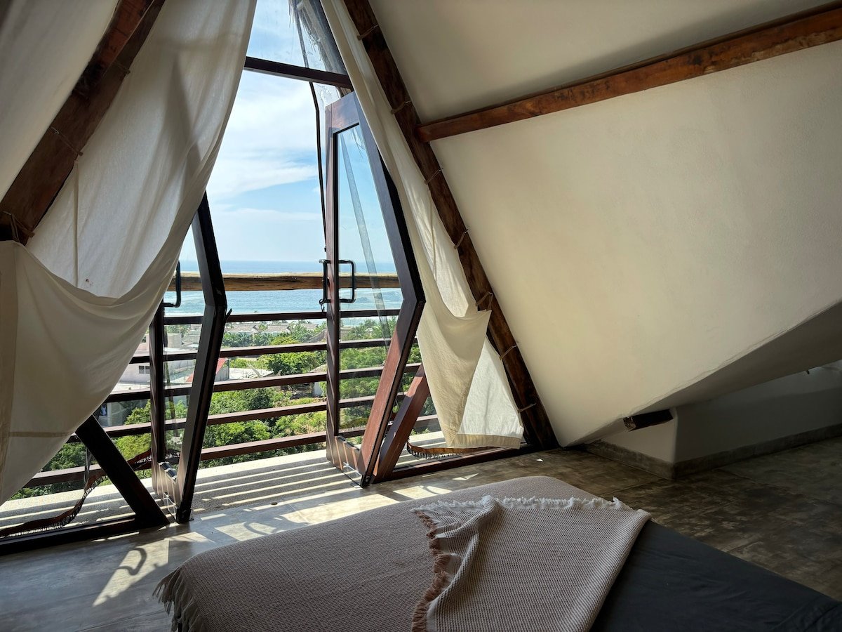 Altavista | Romantic Ocean View Top Floor Studio