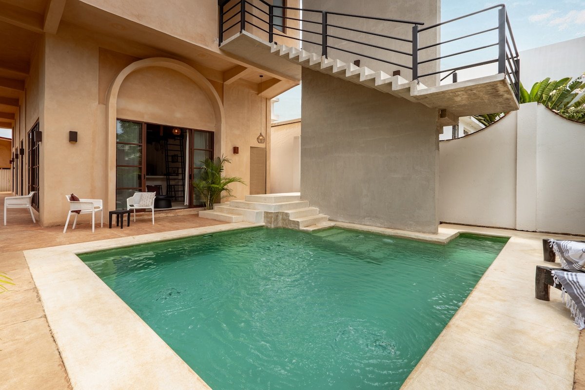 Serenity 101 | Stylish Poolside