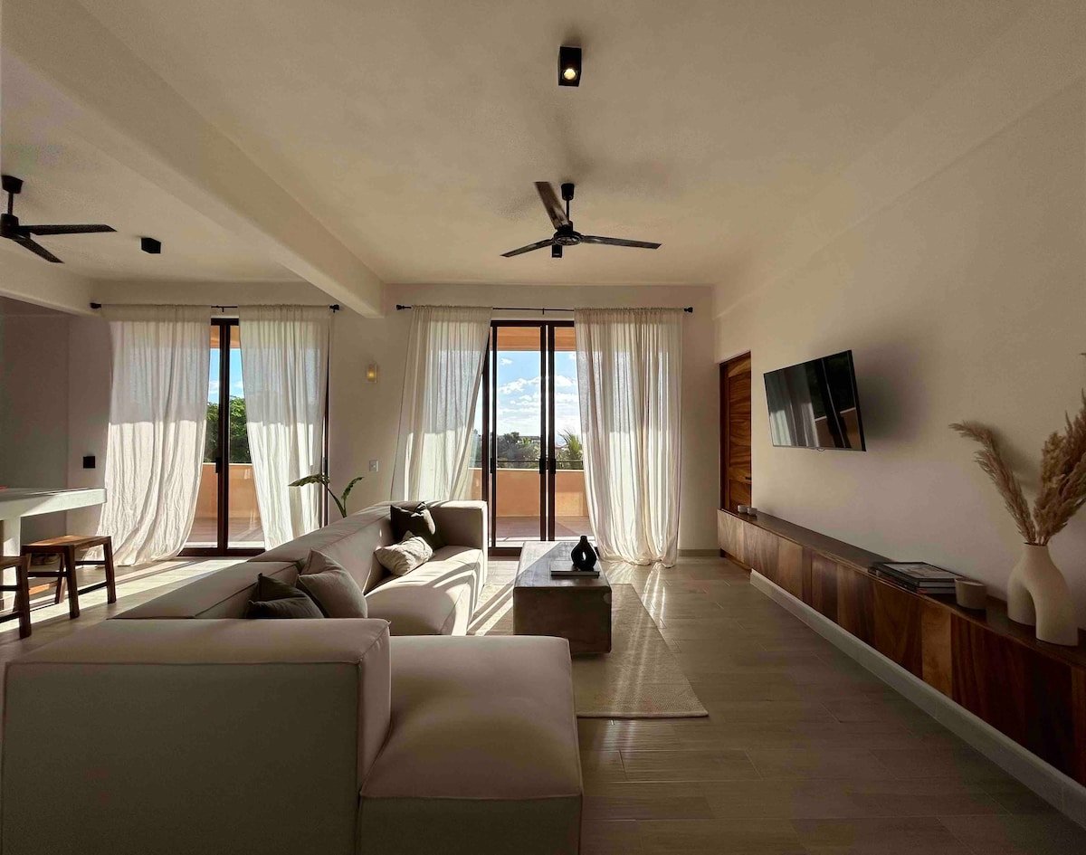 Serenity Penthouse | Luxurious & Modern Ocean View